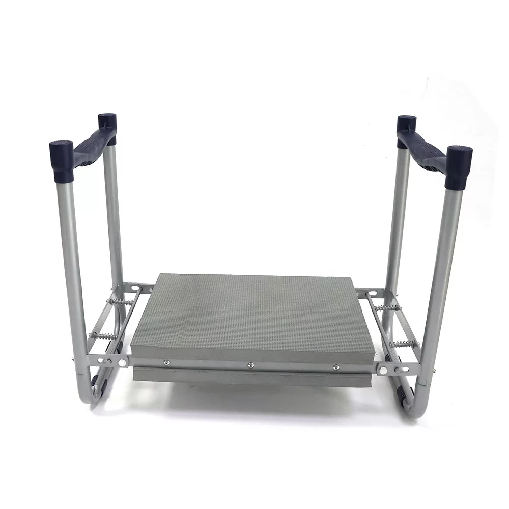 Grey naaalis na hawakan ang natitiklop na kneeler ng hardin at upuan